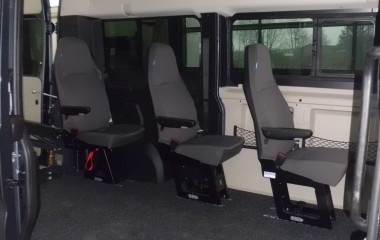 Gulv med sort, fuldlimet tæppe. Montering af to passagerstole af typen Jany 801 og én Jany dreje-klapstol type 862. Alle stole med armlæn. Elkørestolslås for kørestol uden passager.