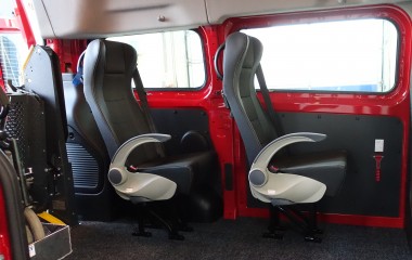 Intap Flexiseat M1 passagersæde med justerbart ryg- og armlæn. På bagsiden 2 håndtag, klapbord med kopholder og netlomme. Integreret sikkerhedssele.