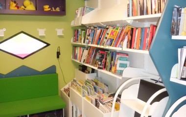Bibliotekstbussen fleksibelt indrettet som mobilt bibliotek udført af vores samarbejdspartner Modul Retail Solutions. Hyggeligt indrettet børnehjørne i bagenden.