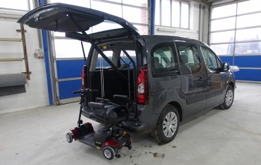 Kørestolskran med løftekapacitet på 90 kg til løft af lille elkøretøj.