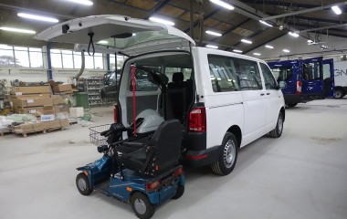 Kørestolskran med løftekapacitet på 180 kg til løft af en Mini Crosser.